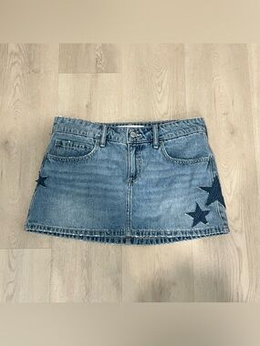 Hollister Co. blue denim mini skirt with dark blue star patches, size 4 Skort